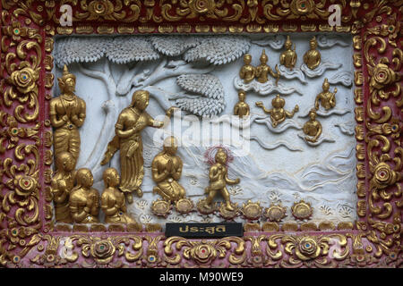 Relief zeigt eine Szene aus dem Leben des Buddha im Wat Chai Mongkhon, Chiang Mai. Buddha, wie ein Kind. Thailand Stockfoto