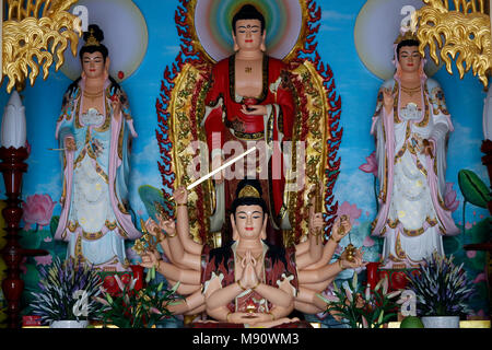 Chua Tu Quang buddhistischer Tempel. Buddha, Quan bin und Tausend bewaffneten Avalokitesvara, der Bodhisattva des Mitgefühls. Statuen. Vung Tau. Vietnam. Stockfoto