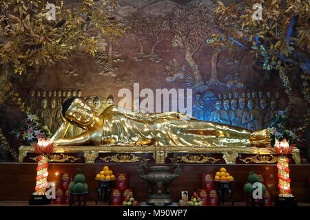 Minh Dang Quang buddhistischer Tempel. Golden liegenden Buddha Statue. Nach 45 Jahren des Dharma, die Lehre des Buddha in Parinirvana. Ho Chi Mi Stockfoto