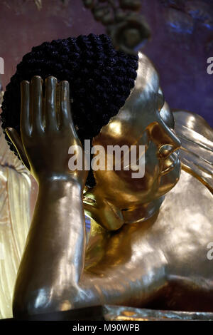 Minh Dang Quang buddhistischer Tempel. Golden liegenden Buddha Statue. Nach 45 Jahren des Dharma, die Lehre des Buddha in Parinirvana. Ho Chi Mi Stockfoto