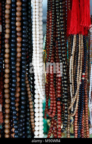 Truc Lam buddhistischer Tempel. Verschiedene buddhistische religiöse Merchandise Artikel zum Verkauf. Gebet Perlen oder Malas. Dalat. Vietnam. Stockfoto