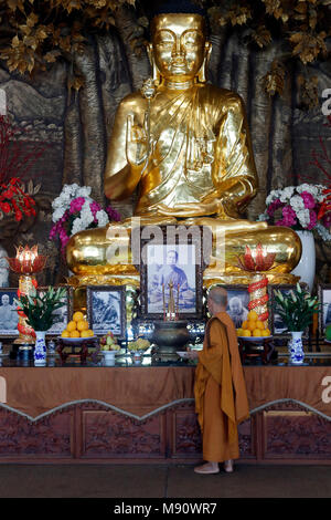 Minh Dang Quang buddhistischer Tempel. Golden Buddha mit Lotus Blume und buddhistischer Mönch. Ho Chi Minh City. Vietnam. Stockfoto