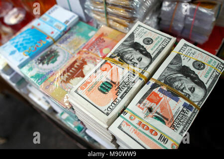 Ein Geschäft mit Angeboten für den Buddhistischen Tempel. Hölle Banknoten und andere Formen der joss Papier. Ho Chi Minh City. Vietnam. Stockfoto