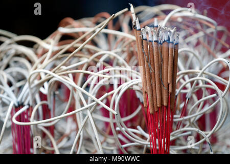 Der Tempel des Jade Mountain (Ngoc Son Tempel). Räucherstäbchen brennen. Hanoi. Vietnam. Stockfoto