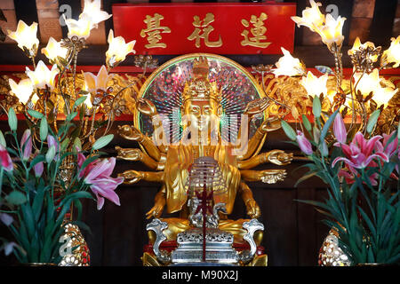 Eine pilar Pagode. Quan Am, Göttin der Barmherzigkeit, Statue des Bodhisattva Avalokitesvara. Hanoi. Vietnam. Stockfoto