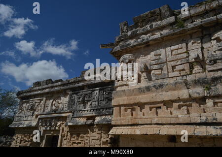 Schnitzereien von Maya Gebäude in Chichen Itza, Mexiko Stockfoto