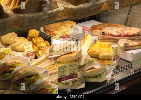 Wolgograd, Russland - November 02. 2016. Verkauf von Sandwiches in Süßigkeiten und Bagel dieses beliebten Netzwerk Cafe Stockfoto