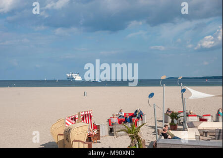 Strand und Restaurant, Travemünde, Ostsee, Schleswig-Holstein, Deutschland, Europa Stockfoto