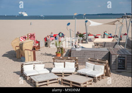 Strand und Restaurant, Travemünde, Ostsee, Schleswig-Holstein, Deutschland, Europa Stockfoto