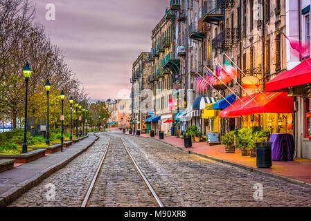 Savannah, Georgia, USA Bars und Restaurants auf River Street. Stockfoto