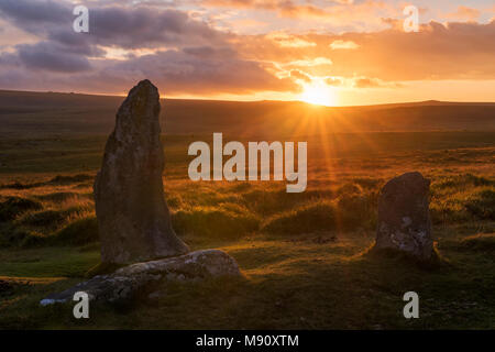 Sonnenuntergang über der megalithischen standing stones von Scorhill Steinkreis, Dartmoor, Devon, England. Sommer (August) 2017. Stockfoto