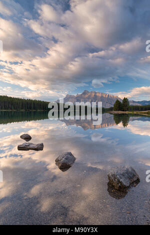 Erstes Licht auf dem Mount Rundle von der reflektierenden Gewässern der Zwei Jack Lake, Banff National Park, Alberta, Kanada. Herbst (September) 2017. Stockfoto