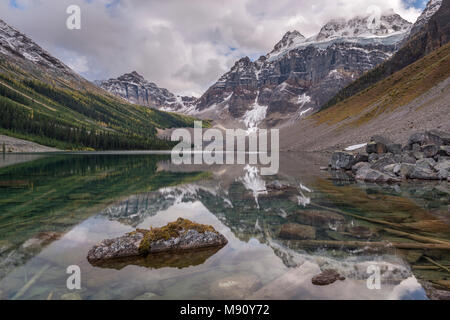 Untere Trost See in der kanadischen Rocky Mountains, Banff National Park, Alberta, Kanada. Herbst (September) 2017. Stockfoto