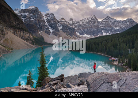 Frau Suchen über Moraine Lake Rockpile, aus den kanadischen Rocky Mountains, Banff National Park, Alberta, Kanada. Herbst (September) 2017. Stockfoto