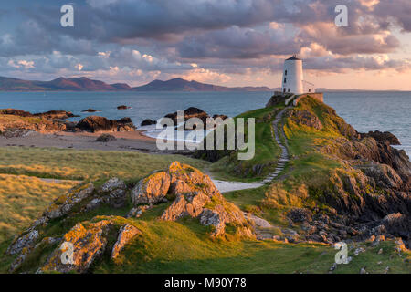 Twr Mawr ligthouse auf llanddwyn Island bei Sonnenuntergang, Anglesey, Nordwales. Herbst (September) 2017. Stockfoto