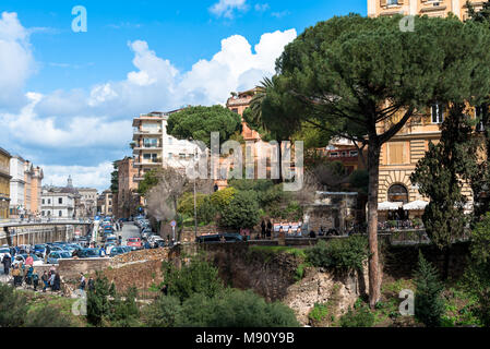 Rom, Italien, 07. MÄRZ 2018: Horizontale Bild von erstaunlichen Blick auf die Bäume und Gebäude vom Kolosseum von Rom, Italien Stockfoto