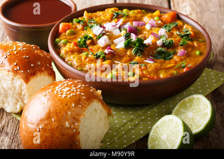 Pav bhaji - beliebte indische Street Food close-up in einer Schüssel auf den Tisch. Horizontale Stockfoto