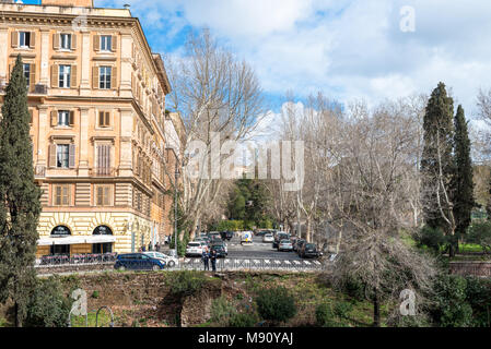 Rom, Italien, 07. MÄRZ 2018: Horizontale Bild von erstaunlichen Blick auf die Gebäude und Straßen von Rom vom Kolosseum, Italien Stockfoto