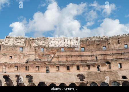 Horizontale Bild von oben auf die herrliche Architektur der Kolosseum in Rom, Italien Stockfoto