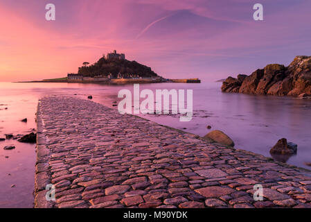 St Michael's Mount und den Causeway bei Sonnenaufgang, Marazion, Cornwall, England. Herbst (November) 2017. Stockfoto