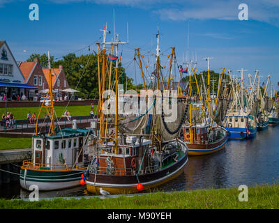 Schiffe im Alten Hafen Greetsiel, Deutschland Stockfoto