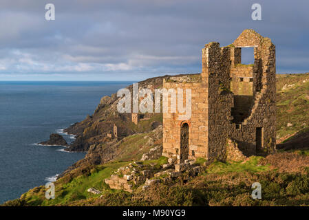 Verlassenen Zinnminen auf dem Kornischen Klippen in der Nähe von Botallack, Cornwall, England. Herbst (November) 2017 Stockfoto