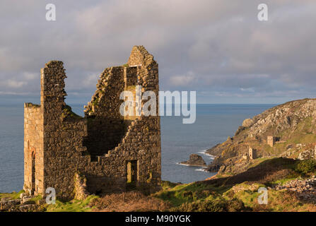 Verlassenen Zinnminen auf dem Kornischen Klippen in der Nähe von Botallack, Cornwall, England. Herbst (November) 2017. Stockfoto