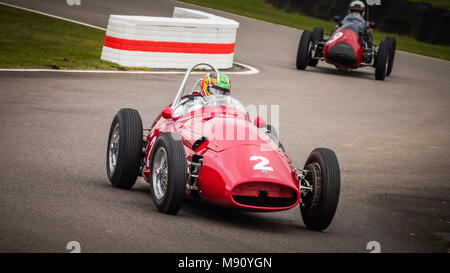 Joaquin Folch-Rusinol Umläufe der Schikane in seinem 1956 Maserati 250F während des Goodwood Mitgliederversammlung 76 Am Goodwood Motor Circuit Stockfoto