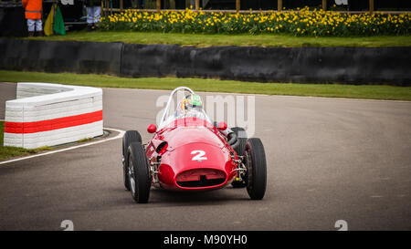 Joaquin Folch-Rusinol Umläufe der Schikane in seinem 1956 Maserati 250F während des Goodwood Mitgliederversammlung 76 Am Goodwood Motor Circuit Stockfoto