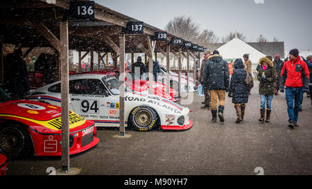 Super Porsche Gruppe 5 Autos sitzen im Fahrerlager beim Goodwood Mitgliederversammlung 76 wie der Schnee für die erste Zeit in Goodwood Motor Circuit fällt Stockfoto