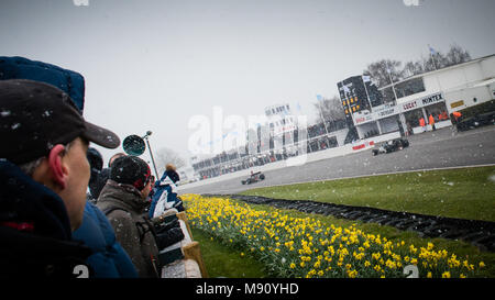 Formel 5000-Rennwagen fahren Sie durch die Boxengasse im Schnee während der 2018 Goodwood Mitgliederversammlung 76 MM Demonstration fahren. Stockfoto