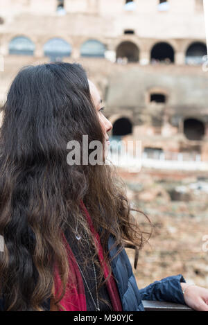 Vertikale Bild von schwarzem Haar Frau innerhalb von Kolosseum, Rom, Italien Stockfoto