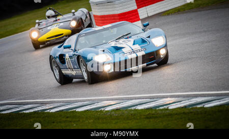 1965 Ford GT 40 Exits aus der Schikane vor der 1963 Lotus-Ford 23 B am 2018 Goodwood Mitgliederversammlung, 76 MM Stockfoto