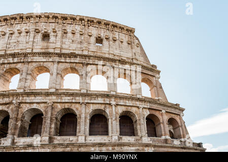 Weitwinkelbild des historischen Colosseo, beeindruckende Architektur in Rom, Italien Stockfoto