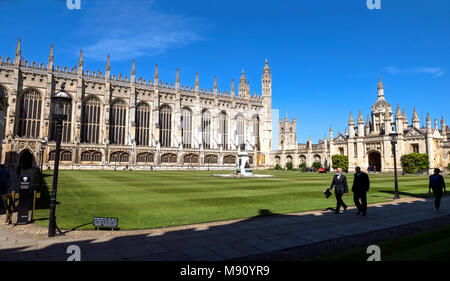 Weite, sonnige Aussicht des vorderen Hof, Porters Lodge & Kapelle des Kings College Cambridge Stockfoto