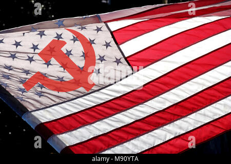 Symbolische russischen Hammer und Sichel über die Vereinigten Staaten von Amerika stars and stripes Flag überlagert. Internationale politische Chaos, Chaos und Intrigen. Stockfoto