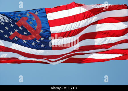 Symbolische russischen Hammer und Sichel über die Vereinigten Staaten von Amerika stars and stripes Flag überlagert. Internationale politische Chaos, Chaos und Intrigen. Stockfoto
