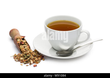 Tasse Tee und hölzerne Schaufel mit Kaffee Mischung auf weißem Hintergrund Stockfoto