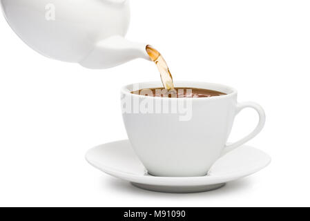 Teekanne gießen Kaffee in den Becher auf weißem Hintergrund Stockfoto