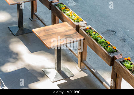 Street Cafe auf Mittelalterliche Straße von Tallinn, Ansicht von oben Stockfoto