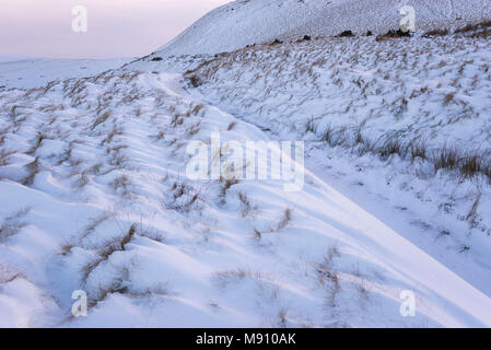 Tiefe Schneeverwehungen neben dem Reitweg in South Head, Hayfield im Peak District, Derbyshire, England. Stockfoto