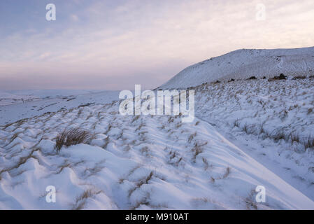 Tiefe Schneeverwehungen neben dem Reitweg in South Head, Hayfield im Peak District, Derbyshire, England. Stockfoto