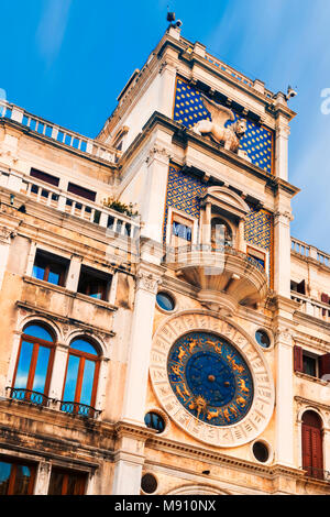 Blau und Gold Zifferblatt mit Symbole der Tierkreiszeichen und Jungfrau Maria auf der Fassade von Torre dell'Orologio Clock Tower in der Markusplatz in Venedig Stockfoto