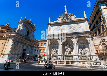 Alten Testament themed gewölbten Brunnen mit Mose in Urteil zeigt, mit Aaron und Joshua an seiner Seite als Mopeds und Fußgänger vorbei in Rom Stockfoto