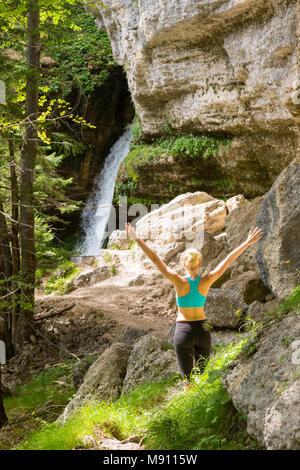 Aktive Frau Anheben der Arme das Einatmen frischer Luft, entspannte Gefühl in der Natur. Stockfoto