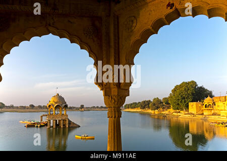 Anzeigen von Gadi Sagar Tempel in Gadisar See in Jaisalmer, Rajasthan, Indien. Stockfoto