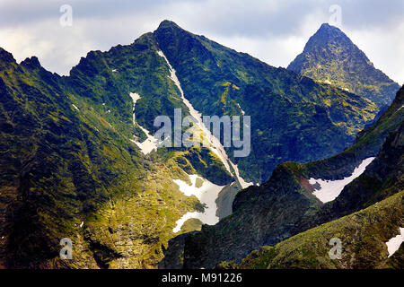 Polen, Tatra, Zakopane - Niznie Rysy, Rysy und Wysoka Kazalnica peaks mit Hohen Tatra Panorama im Hintergrund Stockfoto