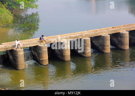 Luftaufnahme mit zwei Männer sitzen auf die kleine Brücke über den Fluss, Chinchwad bei Pune Stockfoto