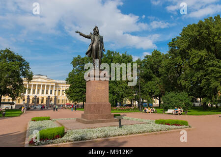 Russland, SANKT PETERSBURG - 18. AUGUST 2017: Denkmal für die große russische Dichter Alexander Puschkin am Platz der Künste und das Staatliche Russische Museum seiner Im Stockfoto