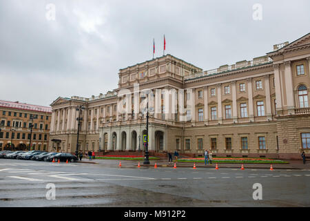 Russland, SANKT PETERSBURG - 18. AUGUST 2017: Das Mariinsky Palast in St. Petersburg Isaac's Square, regnerischen Tag üblichen Stockfoto